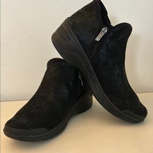 Bzees Domino, black Euro size 41. Ankle bootie, side zip